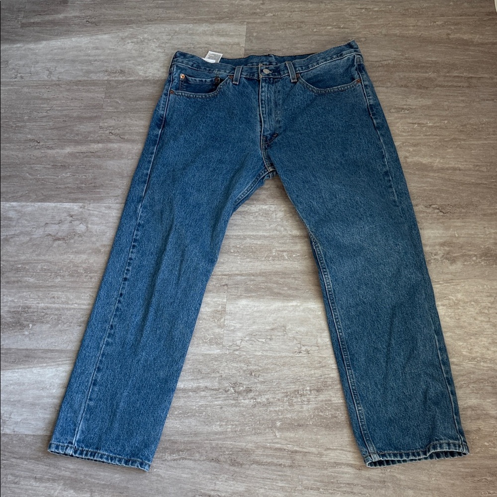 Levi’s men’s 505 med. wash,  zip front&button jeans